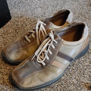 MENS SKECHERS SIZE 9.5 CASUAL SHOE